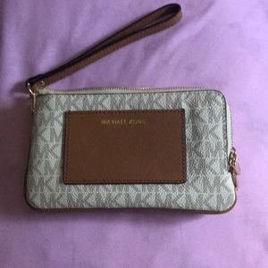 Small double zip wallet with two card slots